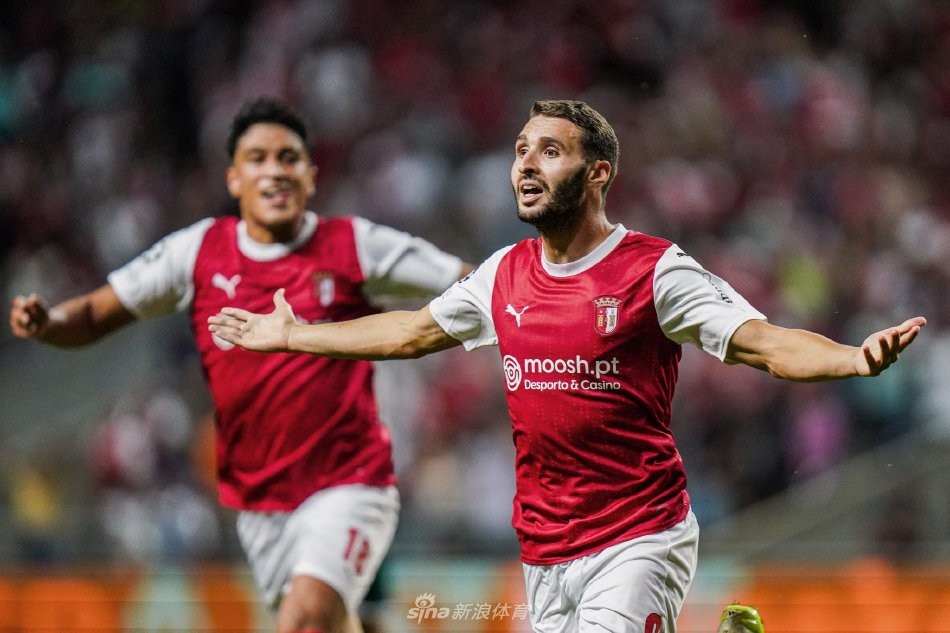 [国内球]女超联赛拉开战幕 揭幕战万人观赛.